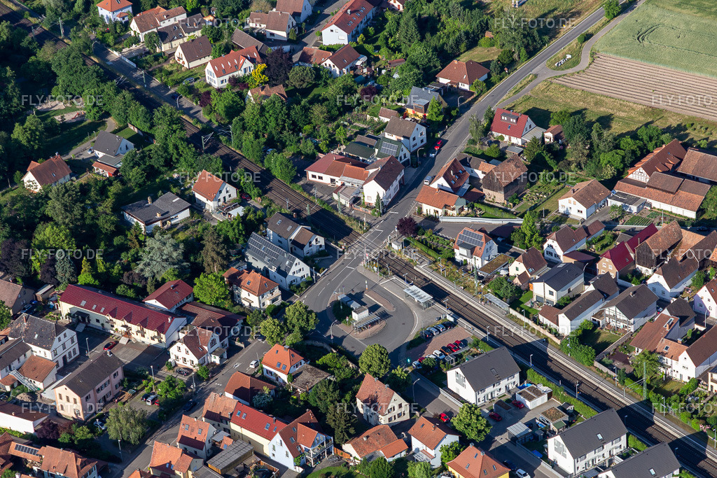 Bahnübergang Mühlgasse www.rheinzabern.com | Luftbild: Bahnübergang Mühlgasse www.rheinzabern.com in Rheinzabern im Bundesland Rheinland-Pfalz in Deutschland. Foto: IMG_132357.jpg vom 03.06.2022 durch ©2025 Werner Riehm fly-foto.de/copyright - Realisiert mit Pictrs.com