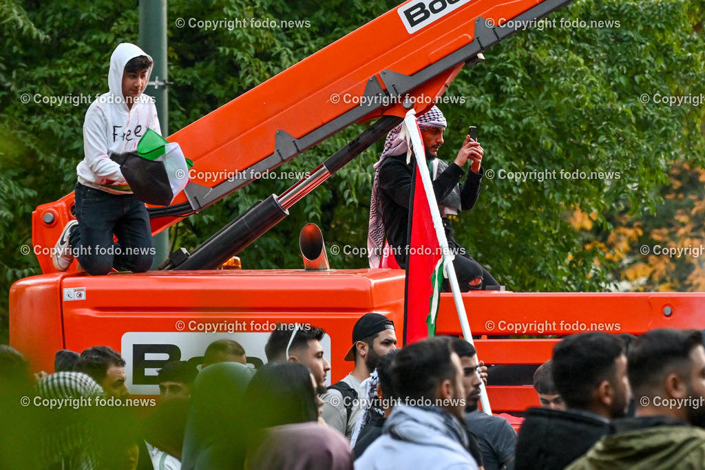 Demonstration_ Paleastina_ Linz_ 22.10.2023-74 | 22.10.2023, Linz, AUT, Demonstration Paleastina in Linz Volksgarten, im Bild Palästina, Gaza, Demoteilnehmer, Teilnehmer, Kundgebung, Plakate, Fahnen, Polizei, Beamte, Polizeifahrzeuge, Einsatzkraefte