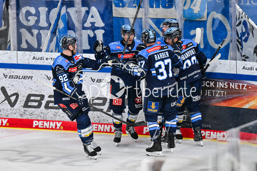 ERC Ingolstadt - EHC RB München | INGOLSTADT, GERMANY - 27. MAERZ: Jubel der Schanzer nach dem Anschlusstreffer zum 1-3 durch Austen KEATING (ERC Ingolstadt 89) / Tor / Torschuetze / Freude / Happy / während dem Match zwischen dem ERC Ingolstadt und dem EHC RB München bei Spiel 2 des DEL Playoff Viertelfinales in der Saturn Arena