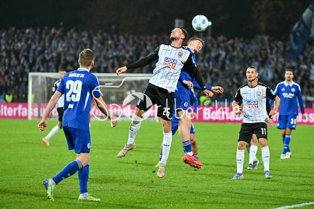SSV Ulm 1846 Fussball - FC Schalke 04 | im Duell Philipp MAIER (SSV Ulm #26) und Derry John MURKIN (FC Schalke #5) / Zweikampf / Kopfballduell / 2. Bundesliga: SSV Ulm 1846 Fussball - FC Schalke 04, Donaustadion am 01.11.2024