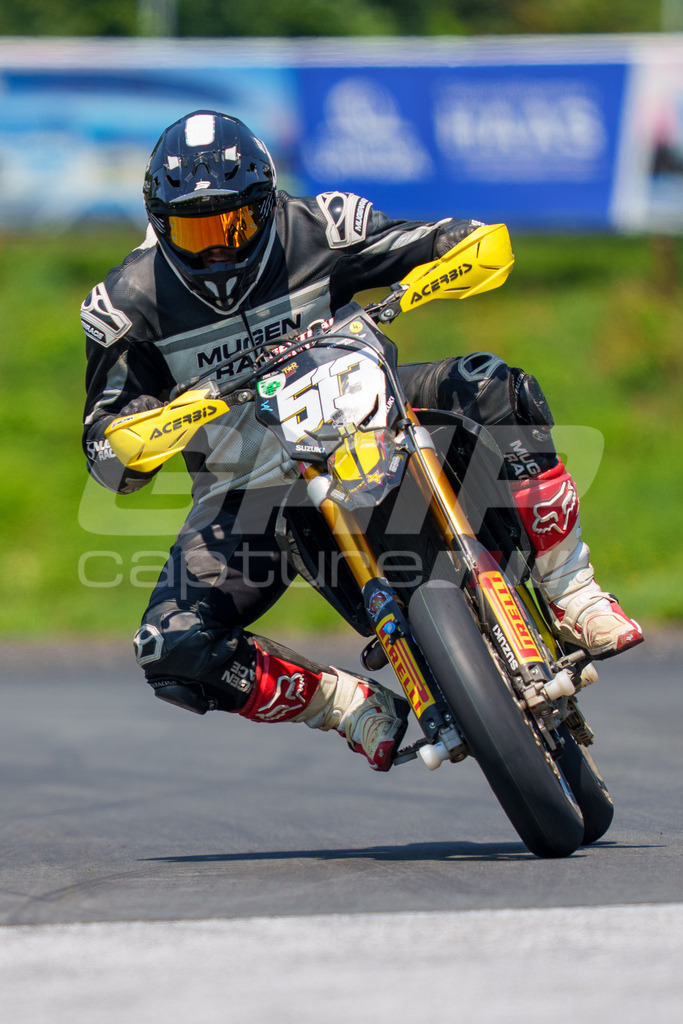 G-Cup + Supermoto Staatsmeisterschaft + Hungarian Supermoto Championship | GRIPcapture steht für authentische Sportfotografie in Österreich – für Momente, die mehr sind als Geschwindigkeit oder Ergebnis. Es geht um Emotion, Spannung, Fokus und den Augenblick, der oft nur einen Wimpernschlag dauert.Ob Motorsport, Teamsport oder 