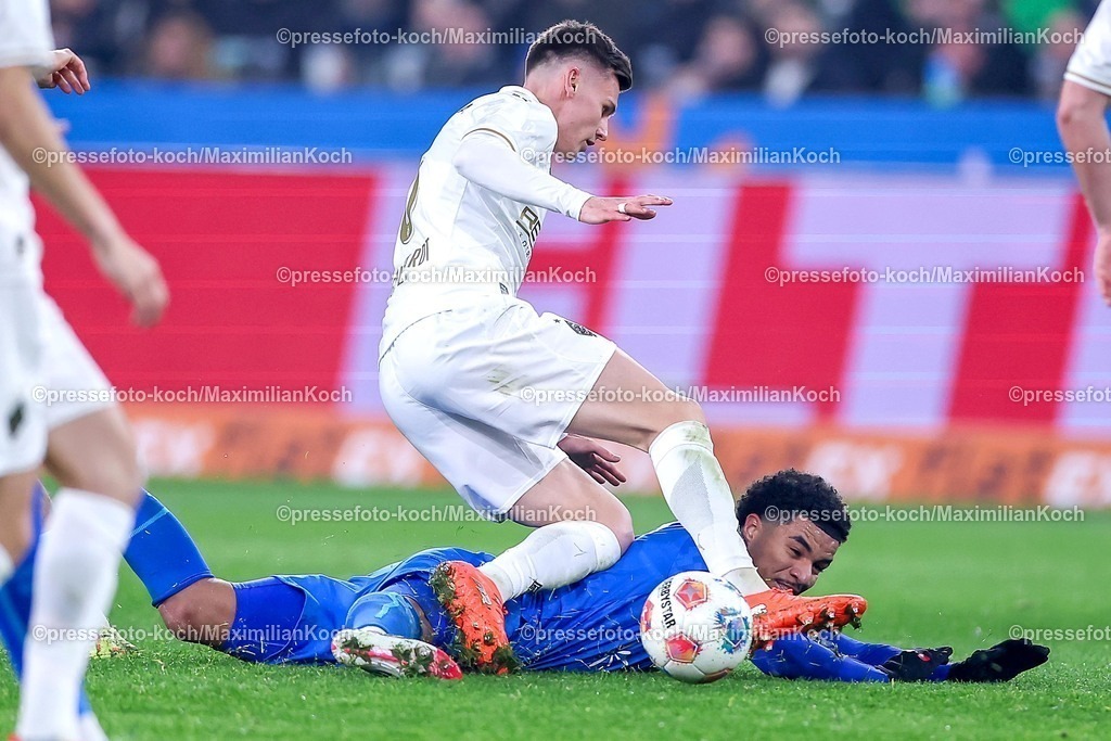 BMG07022601062 | 07.02.2026, Fußball, Borussia Mönchengladbach - Bayer 04 Leverkusen, 1. Fußball Bundesliga, 21.Spieltag, Borussia-Park, Saison 2025 2026: Ernest Poku&nbsp;(Bayer04 Leverkusen #19) im Zweikampf gegen  Yannik Engelhardt&nbsp;(Borussia Mönchengladbach #06)  DFB regulations prohibit any use of photographs as image sequences and or quasi-video.