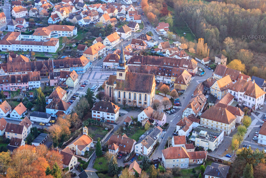Vue aérienne: Rue Vauban avec l'église de la Trinité à le quartier Neulauterburg in Lauterbourg dans le département Bas Rhin, France – .Photo: IMG_22723.jpg prise le 19/11/2009 par Werner Riehm/FLY-FOTO.eu – Résolution de l'original: 4349 x 2899 px