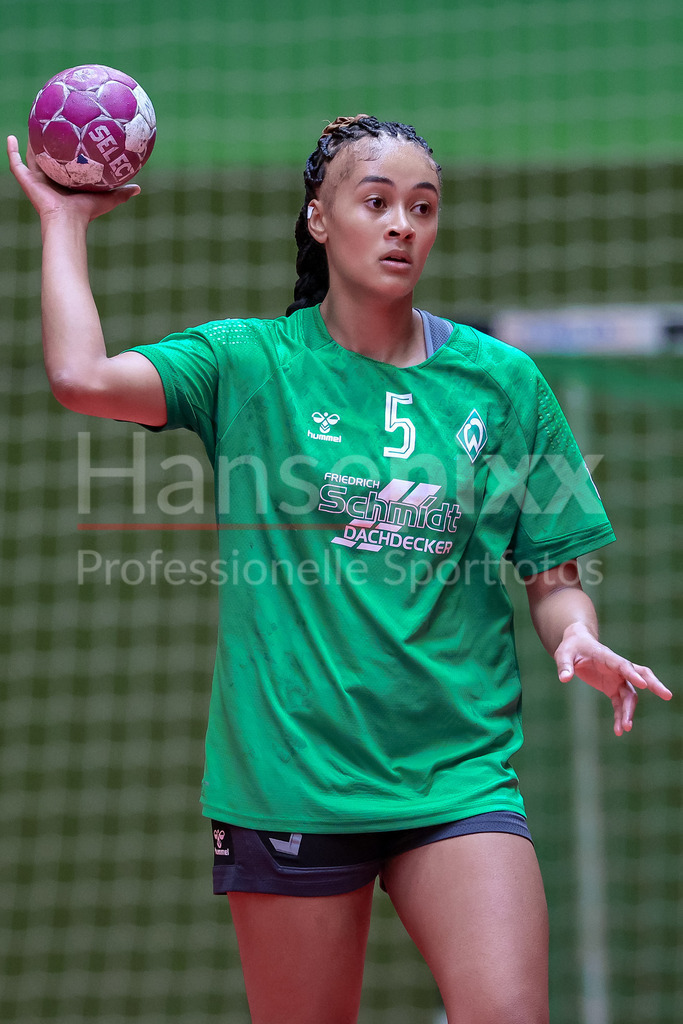 Handball, 2. Bundesliga Frauen, SV Werder Bremen - HC Rödertal | Naomi Conze (SV Werder Bremen, 5) am Ball, Spielszene, Aktion, Action Portrait, Nahaufnahme, Einzelfoto, Einzelbild