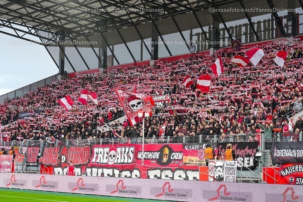 xYDRx02112502014 | 02.11.2025, xydrx, Fußball, 3.Liga, Rot-Weiss Essen - 1.FC Schweinfurt 05, Saison 2025 2026, Stadion an der Hafenstraße: Die Fans von Rot-Weiss Essen schwenken Fahnen und halten Schals hoch  DFB regulations prohibit any use of photographs as image sequences and or quasi-video.