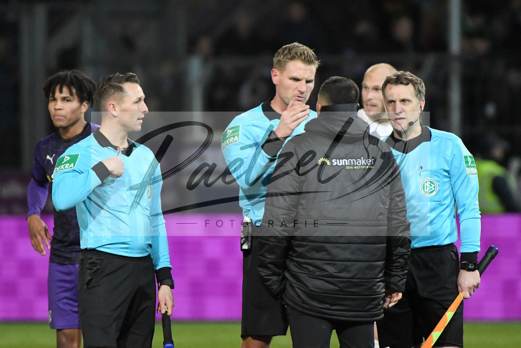 20200129_OSNSVS_0092JPG | Fußball, Herren: Schiedsrichter Timo Gerach und Marcos Alvarez (VfL Osnabrück) diskutieren beim Spiel der 2. Bundesliga zwischen VfL Osnabrück vs. SV Sandhausen am 29.01.2020 im Stadion an der Bremer Brücke in Osnabrück, Deutschland.(Foto von Nico Paetzel) - Realisiert mit Pictrs.com