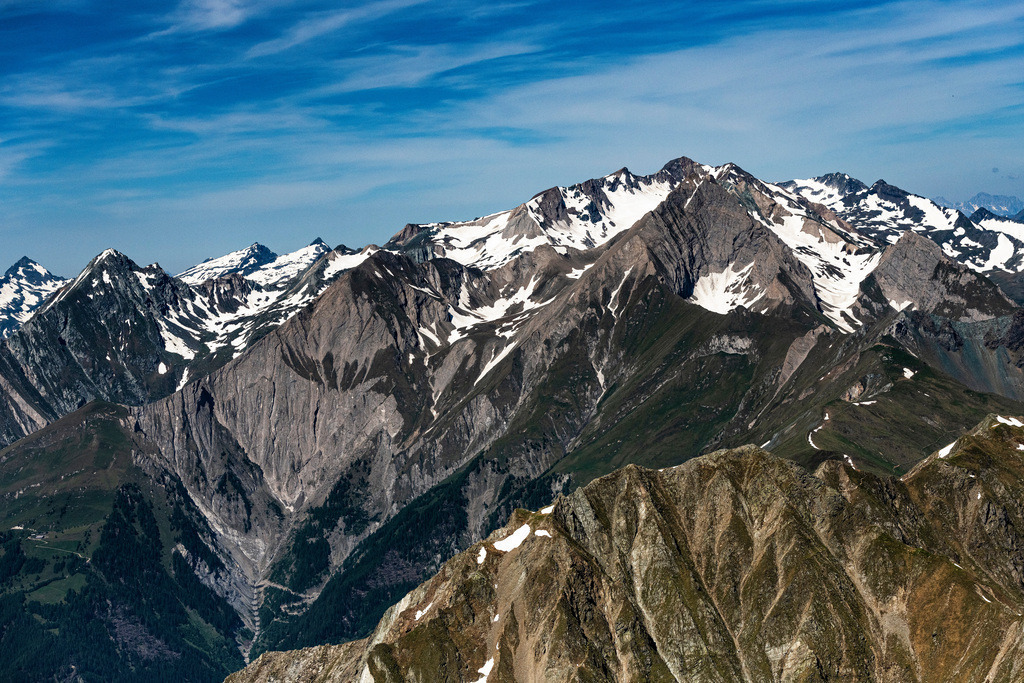 dr__0026312.jpg | GRUBEN 25.06.2019 Winterlich schneebedeckte Gipfel der Alpen in der Felsen- und Berglandschaft in Gruben in Tirol, Österreich. // Wintry snowy rocky and mountainous landscape the Alps in Gruben in Tirol, Austria. Foto: Daniel Reiter