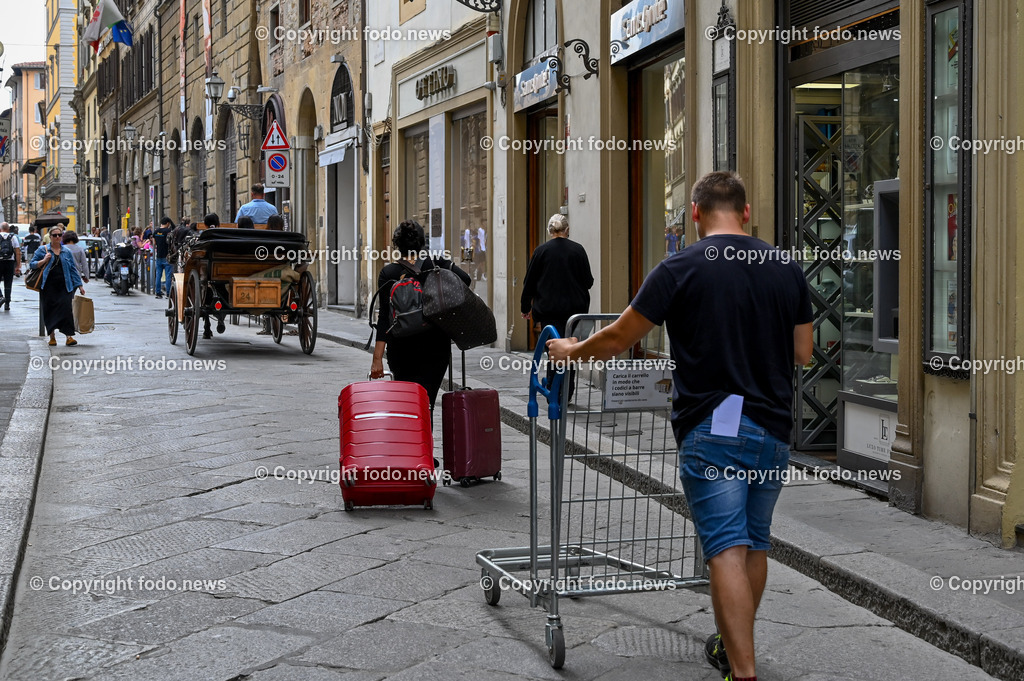 Italien_ Toscana_ Florenz_ 30.05.2024-343 | 30.05.2024, Italien, ITA, Toskana, Florenz im Bild Stadtansichten, Gebäude, Architektur, Touristen, Historisch, Souvenir, Altstadt, Museum, Statuen, Skulpturen, Piazza della Signoria, Statue David, Palazzo Vecchio, Neptunbrunnen, Piazza della Repubblica, Ponte Vecchio, Brücke, Uffizien, Kathedrale Santa Maria del Fiore, Arno, Fluß


Florenz, Firenze, ist eine italienische Großstadt. Nach Einwohnern ist sie die achtgrößte Stadt Italiens. Florenz ist die Hauptstadt sowie größte Stadt der Region Toskana und der Metropolitanstadt Florenz, in der etwa eine Million Menschen leben. Florenz ist für seine Geschichte berühmt. Leonardo da Vinci verbrachte große Teile seiner Jugend in Florenz, Michelangelo fand Unterschlupf in der Kirche der Medici, Galileo Galilei wohnte als Hofmathematiker in den Palästen der Medici. Von 1865 bis 1871 war die Stadt die Hauptstadt des neu gegründeten Königreichs Italien. Das historische Zentrum von Florenz zieht Jahr für Jahr Millionen von Touristen an. Die historische Innenstadt wurde von der UNESCO im Jahre 1982 zum Weltkulturerbe erklärt. 
Quelle: Wikipedia
