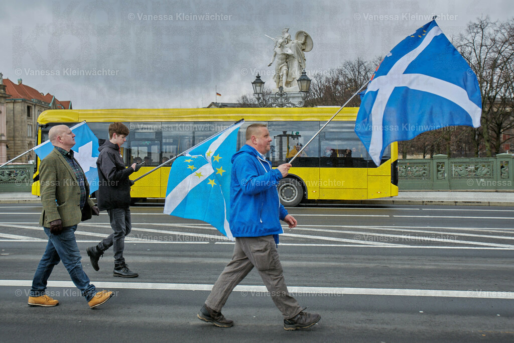 #IndyBerlin23 - Demonstration für schottische Unabhängigkeit | Rund 60 Personen ziehen am 11.03.2023 mit einer Demonstration vom Brandenburger Tor an der Britischen Botschaft vorbei zum Roten Rathaus, um die Unabhängigkeit Schottlands zu fordern.

On March 11, 2023, approx. 60 people rally in support of the Scottish independence, marching from Brandenburg Gate via the British Embassy to the Red Town Hall.  - Realisiert mit Pictrs.com