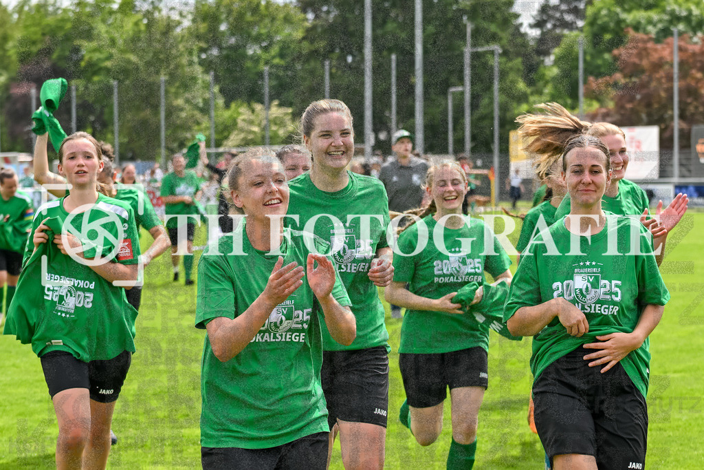 GER, FC Hauingen - SV Waldhaus, Frauen-Fussball, Rothaus Bezirkpokal, Finale, Saison 2024/2025, 29.05.2025 | Team SV Waldhaus freut sich ueber den Sieg und den Gewinn des Bezirkspokals.GER, FC Hauingen - SV Waldhaus, Frauen-Fussball, Rothaus Bezirkpokal, Finale, Saison 2024/2025, 29.05.2025Foto: TH Fotografie/Thomas Hess