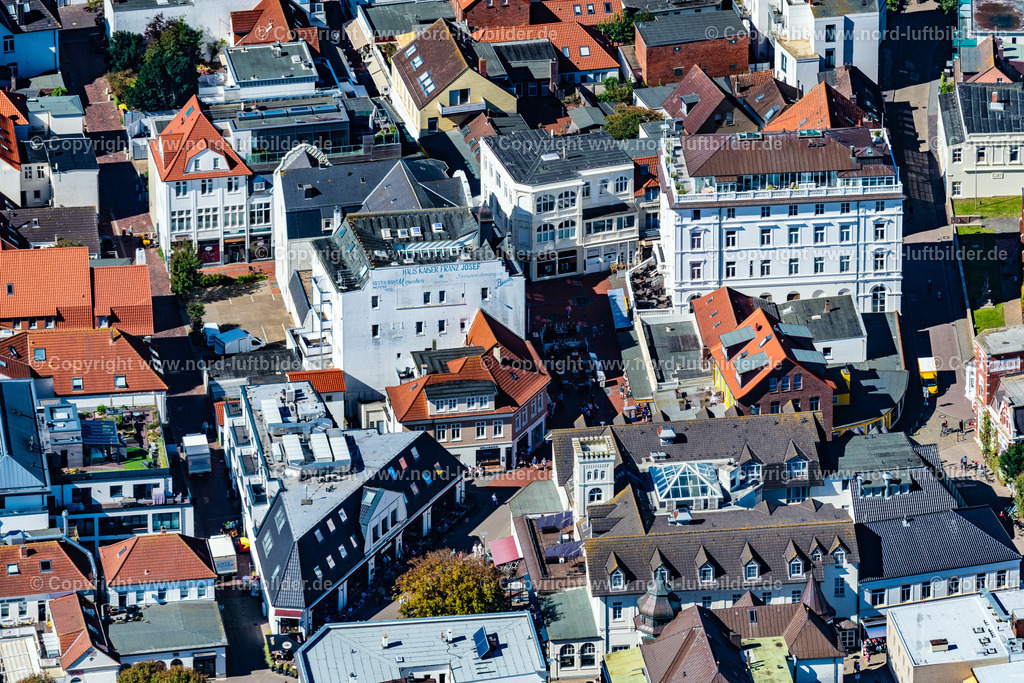 Norderney_Stadtzentrum_Strandstrasse_ELS_7314050923 | NORDERNEY 05.09.2023 Stadtzentrum im Innenstadtbereich auf der Insel Norderney im Bundesland Niedersachsen, Deutschland. // City center in the inner city area on the island of Norderney in the state of Lower Saxony, Germany. Foto: Martin Elsen