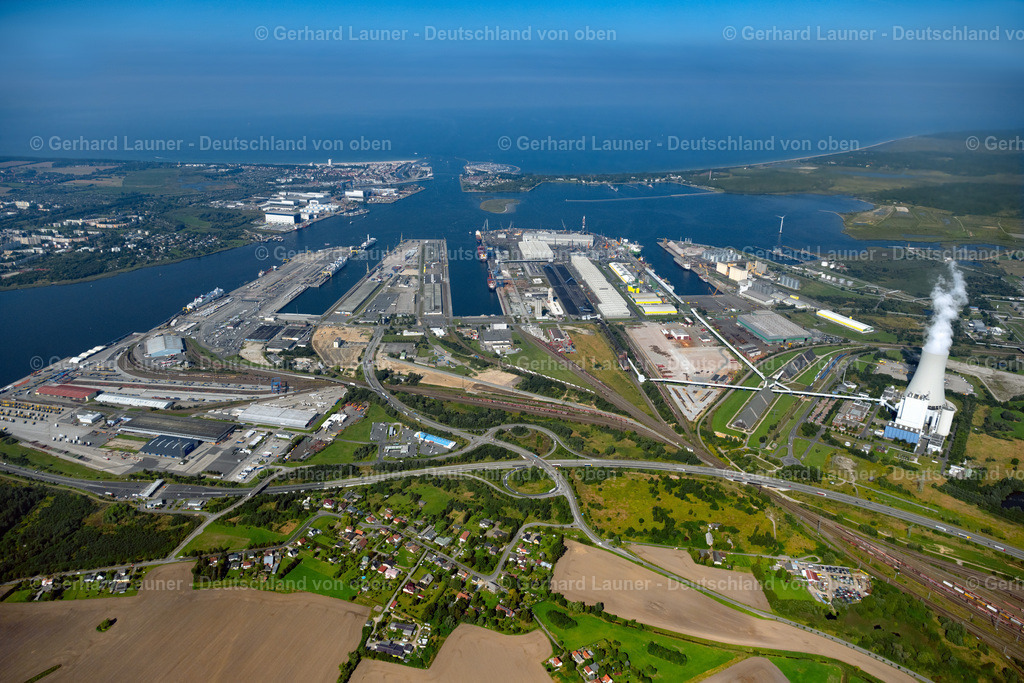 4061910 | ROSTOCK 08.09.2021 Hafenanlagen am Ufer des Hafenbeckens des Seehafen der ROSTOCK PORT GmbH im Ortsteil Peez in Rostock im Bundesland Mecklenburg-Vorpommern, Deutschland. Weiterführende Informationen bei: Euroports Germany GmbH &amp; Co. KG,  Liebherr-International Deutschland GmbH,  ROSTOCK PORT GmbH. // Port facilities on the shores of the harbor of of Seehafen of ROSTOCK PORT GmbH in the district Peez in Rostock in the state Mecklenburg - Western Pomerania, Germany. Further information at: Euroports Germany GmbH &amp; Co. KG,  Liebherr-International Deutschland GmbH,  ROSTOCK PORT GmbH. Foto: Gerhard Launer