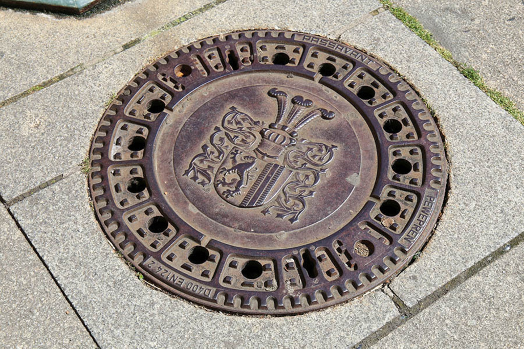 Foto: Leipzig - Handschwengelpumpe - Gullydeckel - Universitätsstraße | Das Team hinter BILDLEXIKON LEIPZIG bündelt historische wie aktuelle Informationen über die Stadt Leipzig in Text und Bild auf einer Plattform und stellt diese der interessierten Öffentlichkeit zur Verfügung.