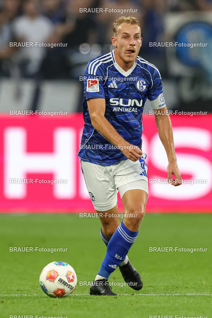 1_S04BER_20250801_1925.JPG -  - FC Schalke 04 - Hertha BSC Berlin - 2. Bundesliga | Gelsenkirchen, Deutschland, 01.08.25: Timo Becker (FC Schalke 04) in Aktion, am Ball, Einzelaktion waehrend des Spiels der 2. Bundesliga zwischen FC Schalke 04 - Hertha BSC Berlin in der Veltins-Arena am 01. August 2025 in Gelsenkirchen, Deutschland. (Foto von Stefan Brauer/Brauer-Fotoagentur)DFB/DFL REGULATIONS PROHIBIT ANY USE OF PHOTOGRAPHS AS IMAGE SEQUENCES AND/OR QUASI-VIDEO.