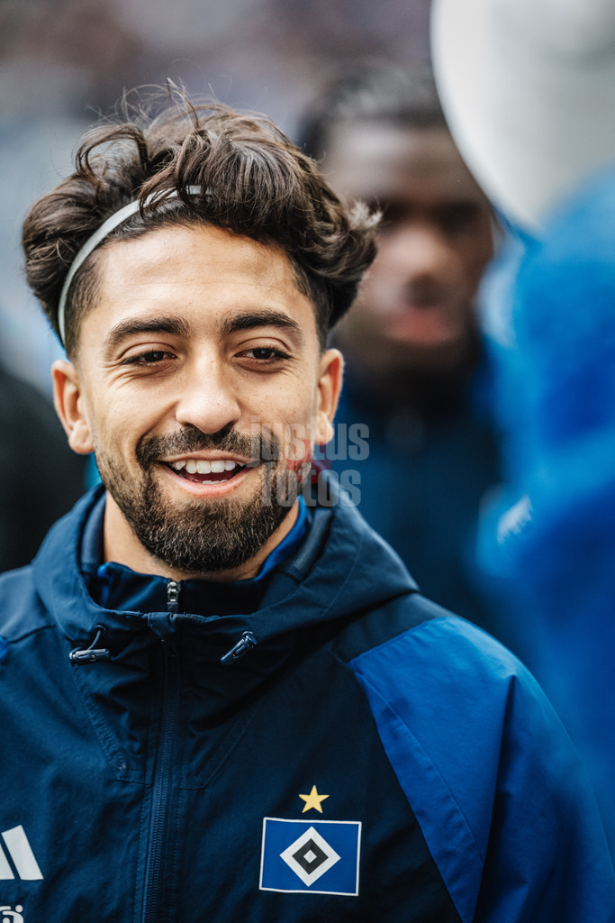 Fußball | Männer | Saison 2024/2025 | 2. Fußball-Bundesliga | 7. Spieltag | Hamburger SV vs. SC Paderborn 07 | 28.09.2024 | Immanuel Pherai (#10, HSV) glücklich vor dem Spiel Portrait