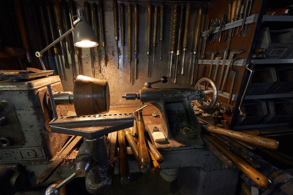 effenberger metalldruecker | Waidhofen an der Thaya, Austria - April 02, 2016: Effenberger Metalldruecker; Blick auf die Metalldrückmaschine mit Werkzeug an der Wand. - Realisiert mit Pictrs.com