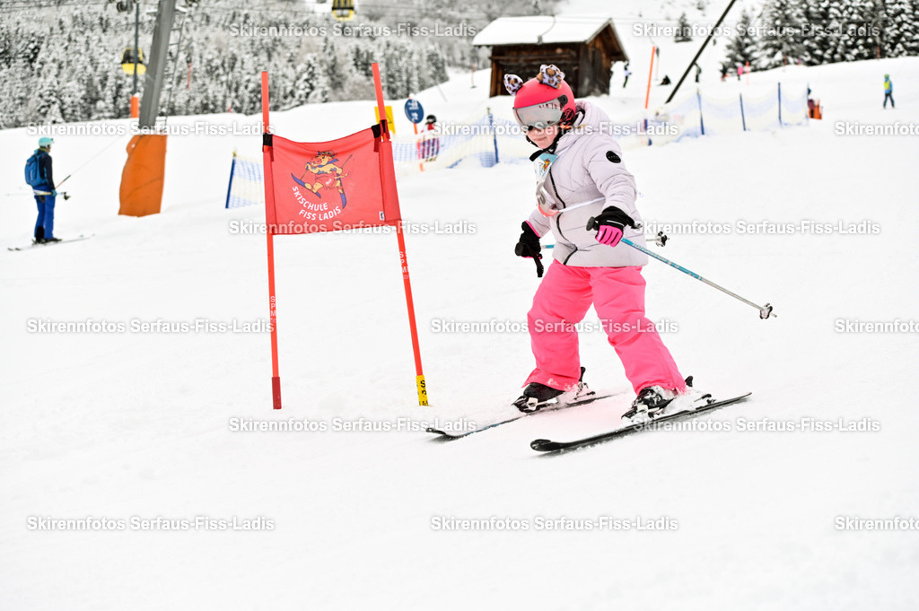 SRF_20.02.2026_0591 | Skirennfotos,Serfaus,Fiss,Ladis,Kinderskirennen,Winter,Tirol,Oberland,skirace,SFL,feelfree,weil wir's genießen,ski,Ski,skifahren,Sonnenplateau, - Realisiert mit Pictrs.com