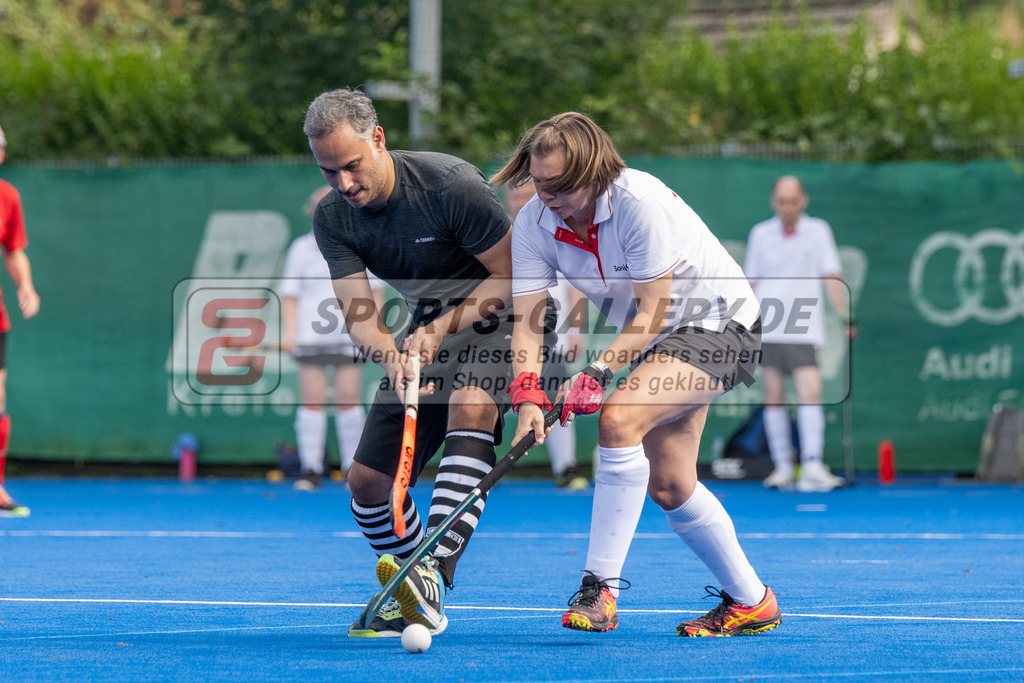 SFE_20240817_0127 | Krefeld, Deutschland, 17.08.2024:  European Cup for Recreational Hockey Players im KTHC Stadion Rot-Weiss Köln Tennis and Hockey Club am 17.08.2024 in Krefeld, Deutschland. (Foto von Stephan Fehrmann)Krefeld, Germany, 17.08.2024: European Cup for Recreational Hockey Players in KTHC Stadion Rot-Weiss Köln Tennis and Hockey Club at 17.08.2024 in Krefeld, Deutschland. (Foto from Stephan Fehrmann)