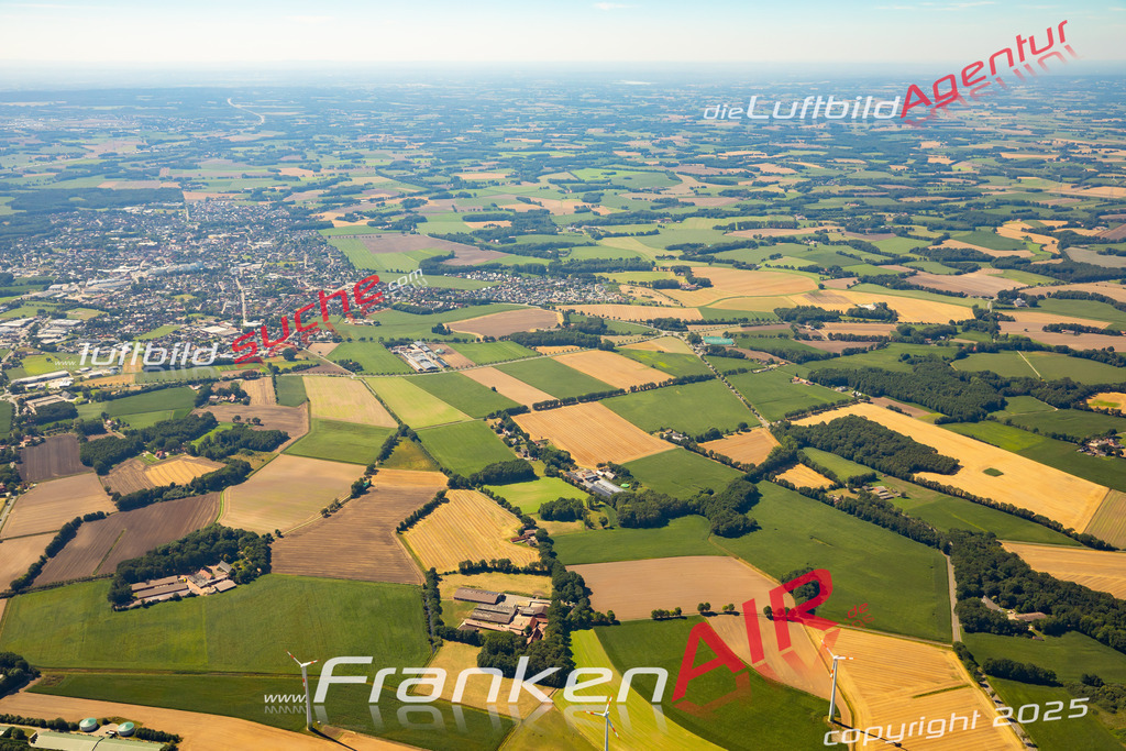 Aktuelles Luftbild von  Dinklage - Die Luftaufnahme wurde 2022 mittels UL-Flugzeug erstellt ( keine Drohne ) - hochauflösende Kamera-Systeme von  Canon -Beste Qualität - Für grossformatige Ausdrucke geeignet. Die Geschenkidee !