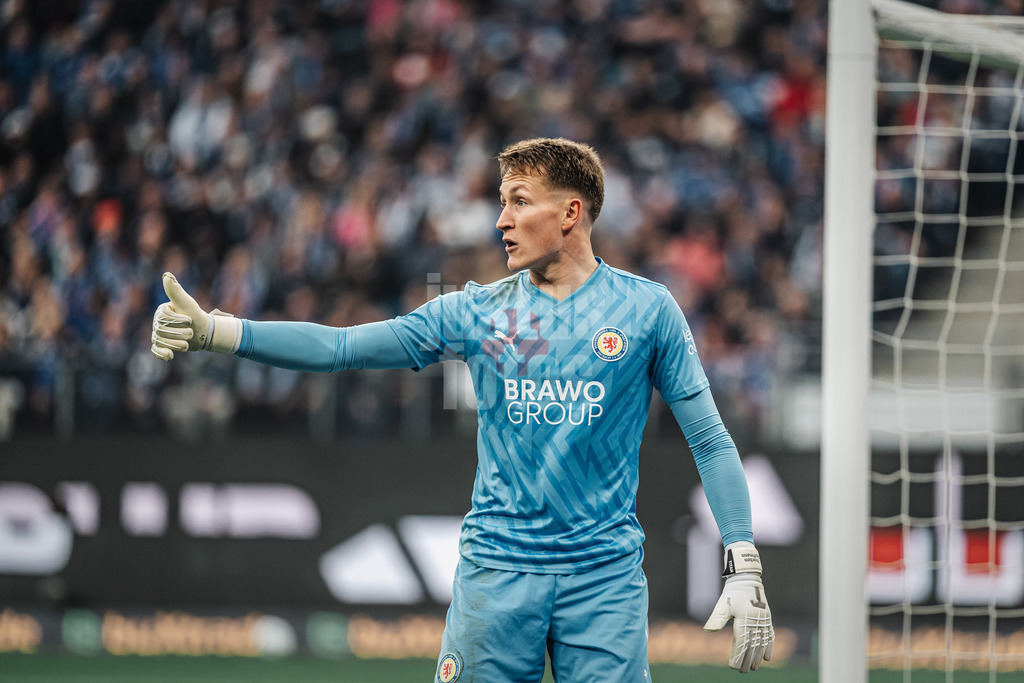 Fußball | Männer | Saison 2024/2025 | 2. Fußball-Bundesliga | 29. Spieltag | Hamburger SV vs. Eintracht Braunschweig | 11.04.2025 | Ron-Thorben Hoffmann (#1, Eintracht Braunschweig) zeigt einen Daumen