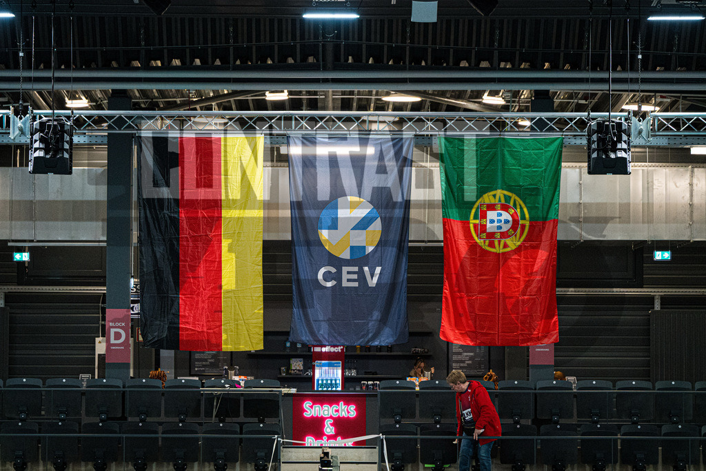Volleyball I Herren I Saison 2025/2026 I CEV Champions League I CLVM69 I SVG Lüneburg - Sporting CP Lisboa | Symbol, Symbolfoto, Symbolbild, Sinnbild, Bildsymbol, Darstellung, Signum, Beispielbild, Musterbild, Referenzbild, Beispielfoto, Stockfoto, Archivaufnahme, Demonstrationsfoto, Vergleichsbild: portugiesische Flagge, CEV-Flagge, deutsche Flagge von vorne - Realisiert mit Pictrs.com
