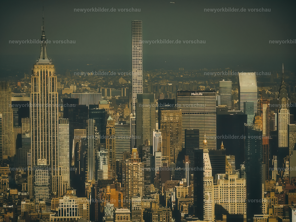 Manhattan von oben aus dem One World Trade Center – Empire State Building, Chrysler Building und mehr am Horizont | Ein atemberaubender Blick aus dem One World Trade Center über die Skyline von Manhattan. Von hier aus erscheinen die Wahrzeichen der Stadt zum Greifen nah: das Empire State Building, das elegante Chrysler Building und viele weitere ikonische Gebäude, die die Geschichte und Kraft von New York verkörpern. Die Perspektive reicht bis zum Horizont, wo ein Flugzeug gerade vom Flughafen LaGuardia gestartet ist und die Szene um ein dynamisches Detail bereichert. Dieses Foto fängt die Weite und die Tiefe der Metropole ein – ein Meer aus Wolkenkratzern, Licht und Bewegung, das sich unter dir ausbreitet. Es ist ein Moment, der die Größe der Stadt und die Sehnsucht nach Freiheit vereint, eingefangen in einer Komposition, die sowohl majestätisch als auch lebendig wirkt.