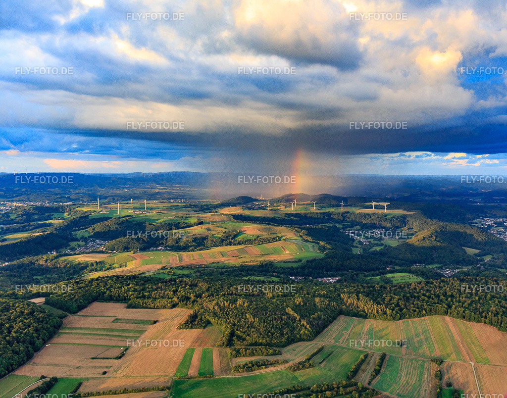 Windpark Merchingen vor einer Regenwand mit Regenbogen | Luftbild: Windpark Merchingen vor einer Regenwand mit Regenbogen im Ortsteil Merchingen in Merzig im Bundesland Saarland in Deutschland. Foto: IMG_149621.jpg vom 05.09.2025 durch Werner Riehm/FLY-FOTO.de - Realisiert mit Pictrs.com