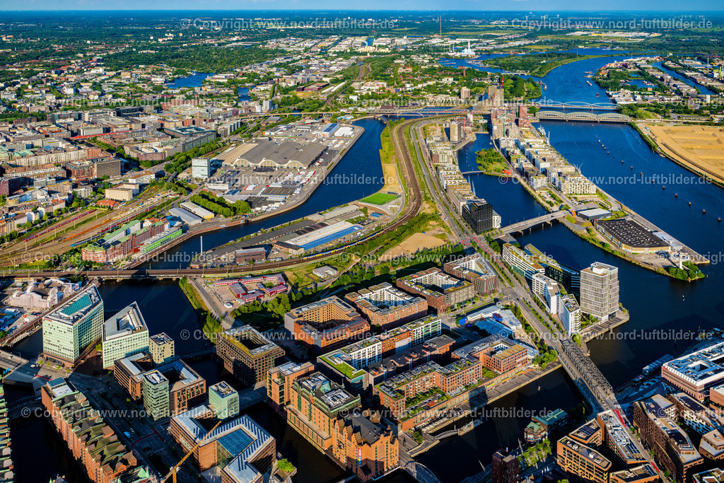 Hamburg_Baakenhafen_Hafencity_ELS_8282160625 | HAMBURG 16.06.2025 Büro- und Geschäftshaus- Ensemble an der Straße Shanghaiallee, Überseeallee im Ortsteil HafenCity in Hamburg, Deutschland. // Office building - Ensemble on street Shanghaiallee, Ueberseeallee in the district HafenCity in Hamburg, Germany. Foto: Martin Elsen
