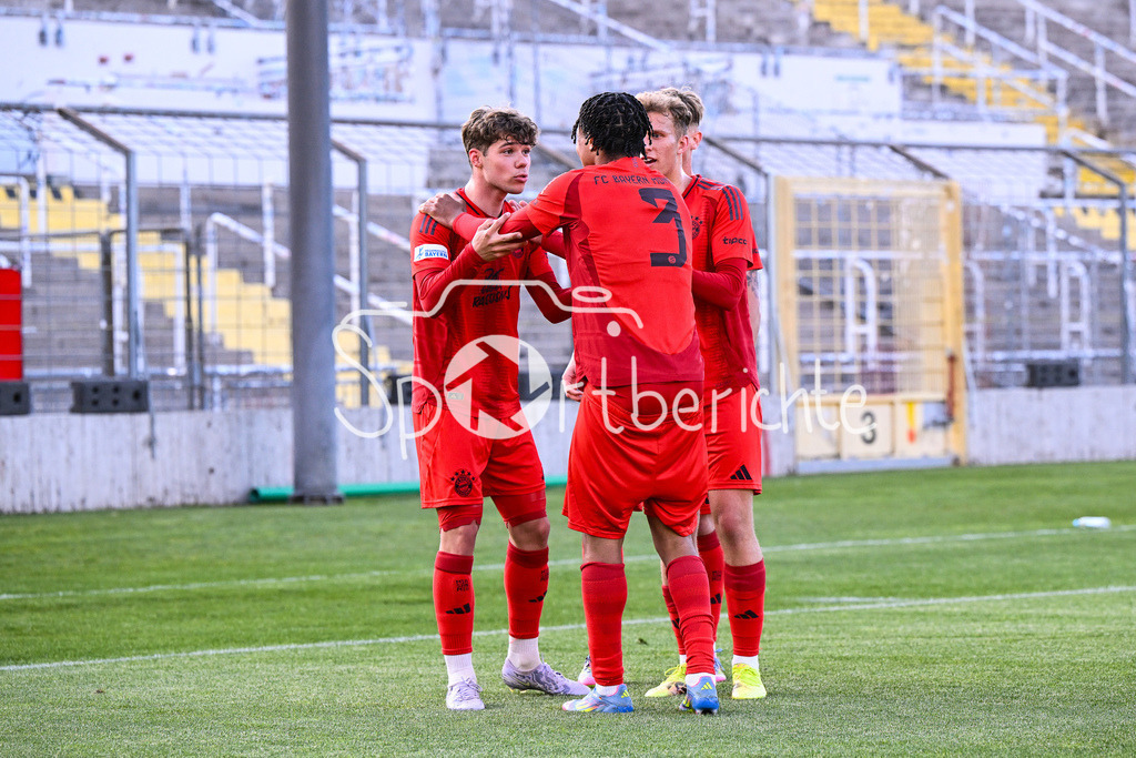 FC Bayern Amateure - Türkgücü München | Jubel der Bayern Amateure nach dem Treffer zum 3-0 durch Julien YANDA (FC Bayern München II #3) / Tor / Torschuetze / Freude / Happy / Regionalliga Bayern: FC Bayern Muenchen II - Tuerkguecue Muenchen, Gruenwalder Stadion am 09.05.2025