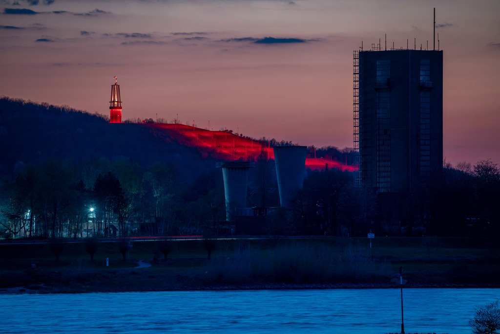 JT-210413 | Rhein bei Duisburg-Beeckerwerth, Halde Rheinpreussen in Moers, Haldenzeichen Das Geleucht, Förderturm der ehemalige Zeche Rheinpreußen Schacht VIII, Duisburg, NRW, Deutschland  - Realisiert mit Pictrs.com