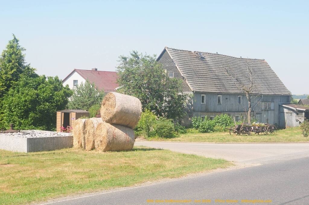 Geißmannsdorf-2026-Ortsbilder-080 | Geißmannsdorf bei Bischofswerda im Sommer 2026. Ein fotografischer Streifzug durch das Dorf Geißmannsdorf, mit Gebäuden, Straßen, Strohpuppen und geschmückten Vorgärten und Grundstücken anlässlich der 800-Jahr-Feier von Geißmannsdorf im Juni 2026 - Realisiert mit Pictrs.com