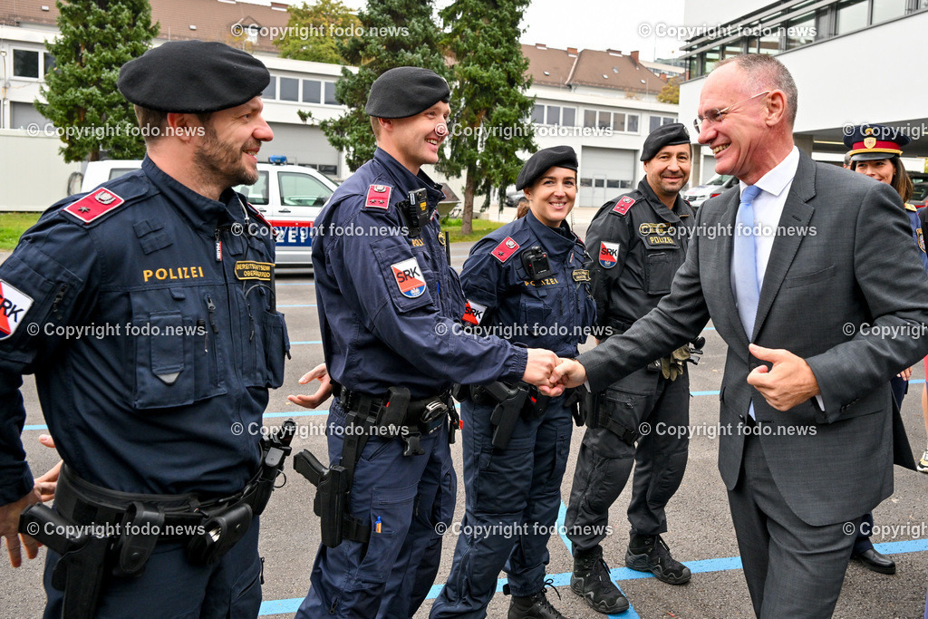 Landespolizeidirektion Ooe_ Pressekonferenz Sicherheitsbudget 2024_ 24.10.2023-48 | 24.10.2023, Landespolizeidirektion Oberoesterreich, AUT, Pressekonferenz Sicherheitsbudget 2024, im Bild BM Gerhard Karner (VP, Inneres), Polizeibeamte