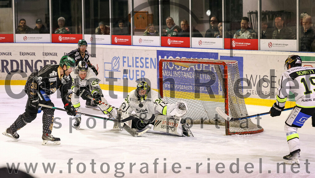 2024-02-16_087_TSV_Erding_gegen_ERSC_Amberg | Erding, Deutschland, 16.02.2024:
Eishockey, Bayernliga Playoffs 2023 / 2024, 1. Spieltag, TSV Erding gegen ERSC Amberg, Endergebnis: 1:2

Thomas Plihal (Erding Gladiators, #39), Torwart Florian Hüttner (ERSC Amberg, #29), Torwart Timon Bätge (ERSC Amberg, #31)

Foto: Christian Riedel / fotografie-riedel.net