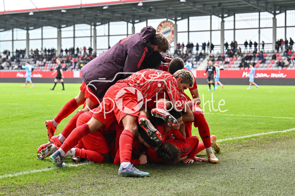 FC Bayern München U19 - TSV 1860 München U19 | Grenzenloser Jubel nach dem Treffer zum 2-1 fuer den FC BAyern durch Maximilian SCHUHBAUER (FC Bayern U19 #14) / Tor / Torschuetze / Freude / Happy / U19 DFB Nachwuchsliga: FC Bayern Muenchen U19 - TSV 1860 Muenchen U19, FC Bayern Campus am 02.11.2024