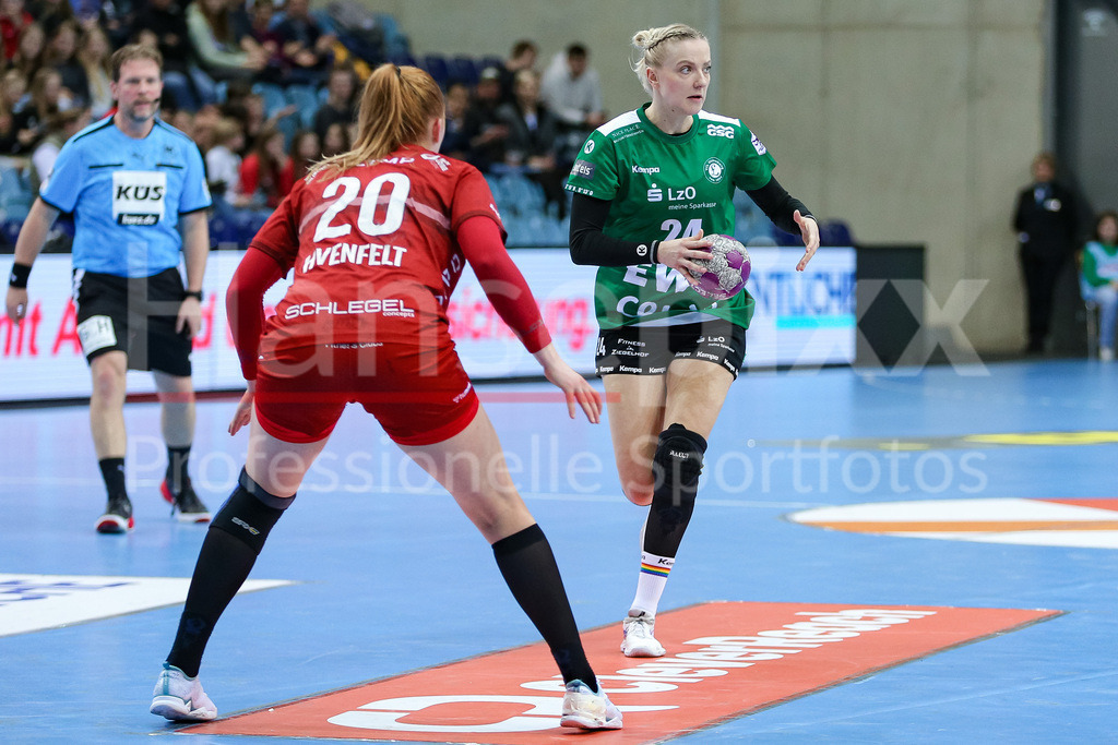 Handball, Bundesliga Frauen, VfL Oldenburg - SG BBM Bietigheim | v.li.: Luisa Knippert (VfL Oldenburg, 24) am Ball, Spielszene, Aktion, Action