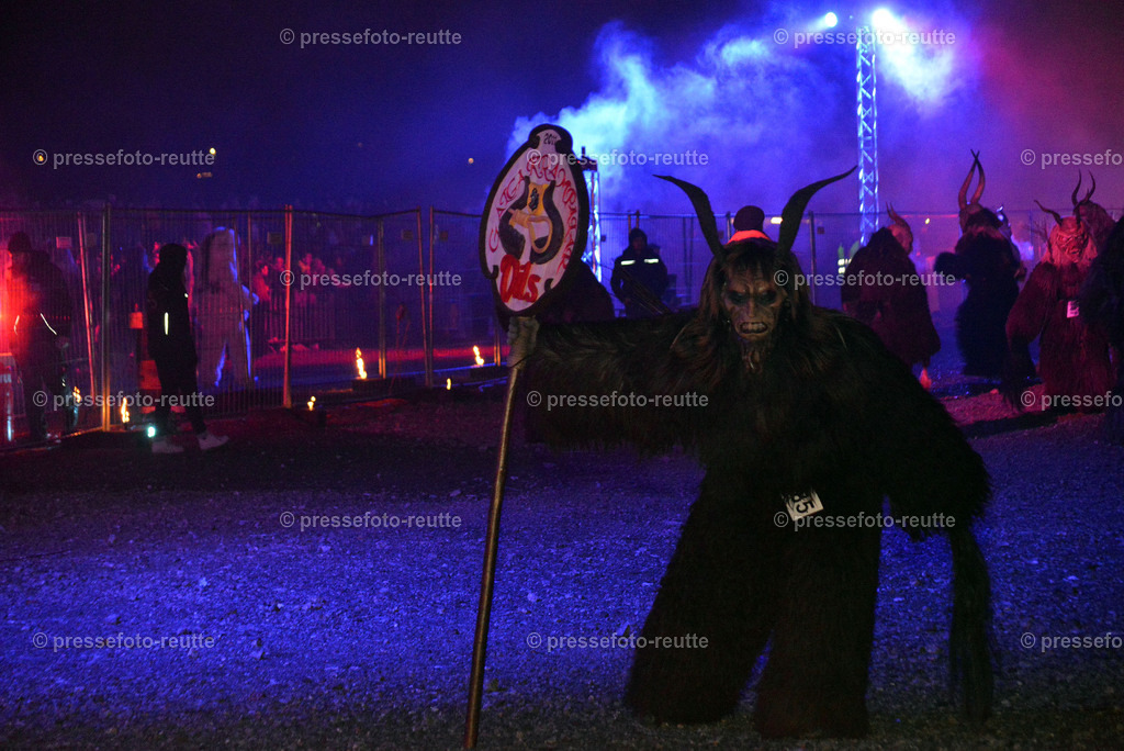 news-2022-Dez03-Krampusumzug-Reutte-WTV_5976 | Info aus dem Bezirk Reutte/Ausserfern Tirol sowie eine umfangreiche Bilddatenbank über die gesamte Region: Lechtal, Talkessel Reutte, Tannheimertal, Zwischentoren. Lech, Plansee, Zugspitze, Grenztunnel, B179, Fernpassstraße, Verkehr, Lawinen, Tradition, - Realisiert mit Pictrs.com