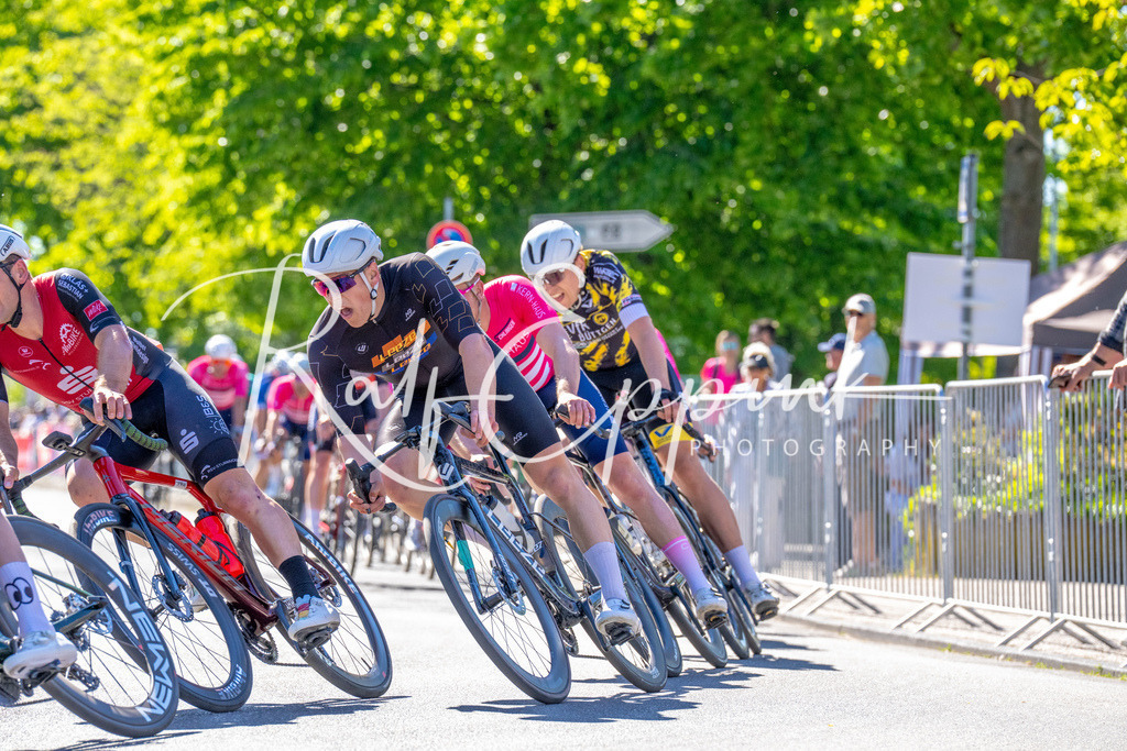 Spurt in den Mai 2026 - Großer Preis der Sparkasse Neuss | Annual one-day road cycling race "Großer Preis der Sparkasse Neuss" held in Büttgen, Germany, organized by VfR Büttgen 1912 e.V. The event features multiple races across all age categories from U11 youth to Elite men. - Realisiert mit Pictrs.com