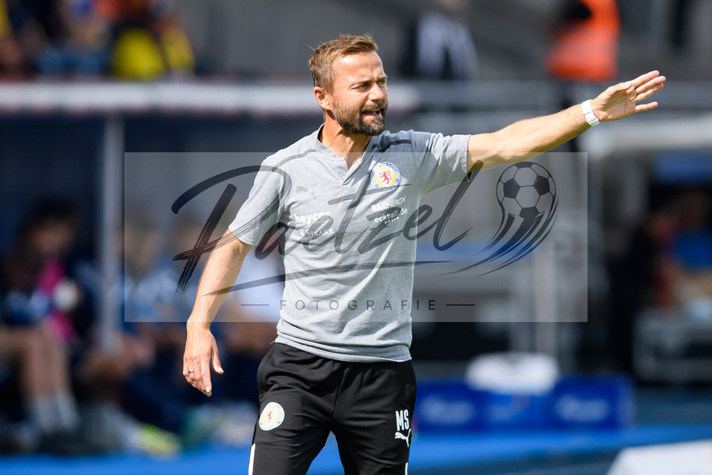 EBSTSV20210828_147 | Fussball, Herren: Trainer Michael Schiele (Eintracht Braunschweig) gestikuliert beim Spiel der 3. Liga zwischen Eintracht Braunschweig und TSV 1860 Muenchen im Eintracht-Stadion am 28.08.2021 in Braunschweig, Deutschland.DFB / DFL REGULATIONS PROHIBIT ANY USE OF PHOTOGRAPHS AS IMAGE SEQUENCES AND/OR QUASI-VIDEO. - Realisiert mit Pictrs.com