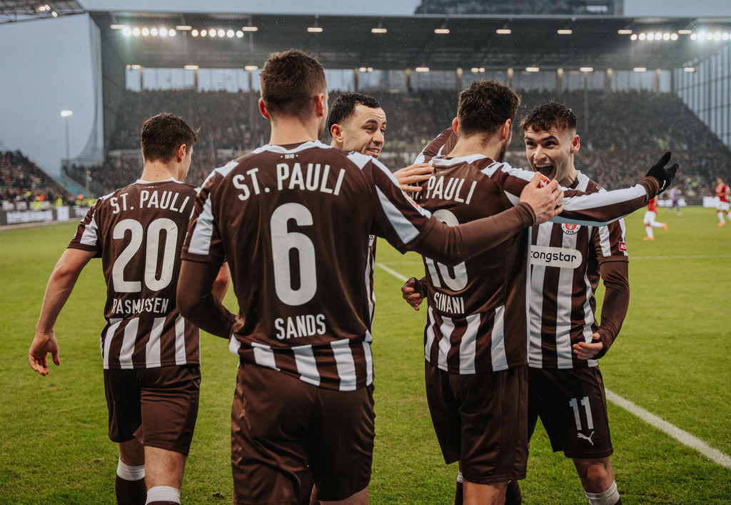 FCP03552 | Der offizielle Shop für FC St. Pauli Fotos. Wähle aus Spielszenen & Fanmomenten dein FCSP Wunschformat. Wir liefern Millerntor-Atmosphäre.