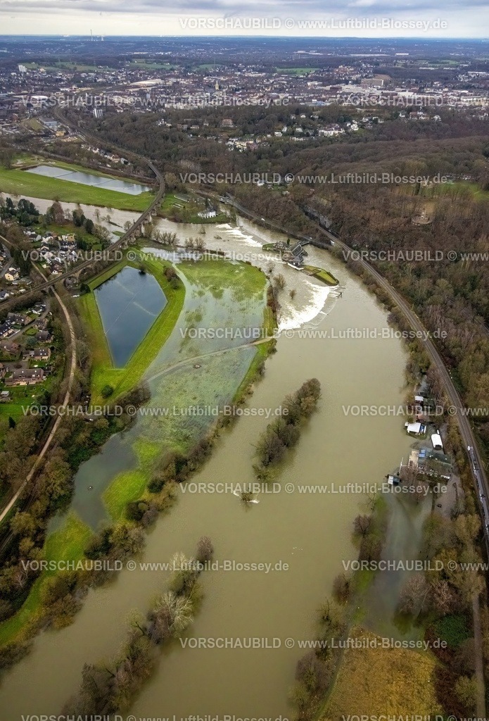 Witten231201915Ruhr-topaz | Luftbild, Ruhrhochwasser, Weihnachtshochwasser 2023, Fluss Ruhr tritt nach starken Regenfällen über die Ufer, Überschwemmungsgebiet am Laufwasserkraftwerk Hohenstein und Ruhrviadukt, Bäume im Wasser, Blick zum Hohenstein mit Bergerdenkmal und Innenstadt, Witten, Ruhrgebiet, Nordrhein-Westfalen, Deutschland