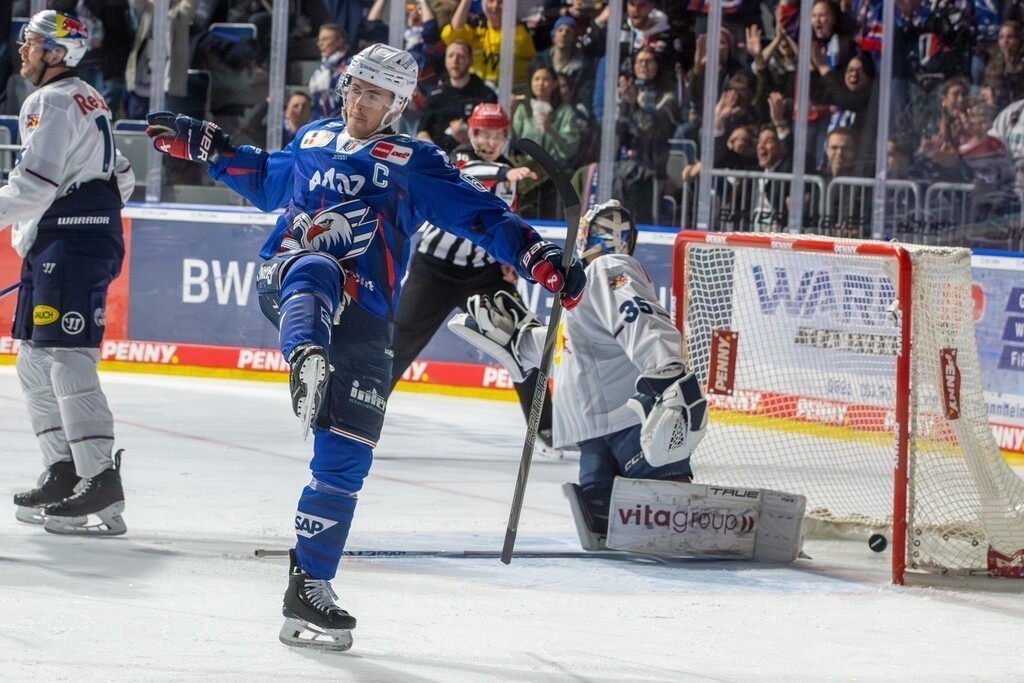 DEL, Deutsche Eishockey Liga Saison 2024/25, 28. Spieltag: Adler Mannheim gegen Red Bull München. Bild: Marc Michaelis (65, Mannheim) jubelt über seinen Treffer zum 3:0 | DEL, Deutsche Eishockey Liga Saison 2024/25, 28. Spieltag: Adler Mannheim gegen Red Bull München. Bild: Marc Michaelis (65, Mannheim) jubelt über seinen Treffer zum 3:0 - Realisiert mit Pictrs.com