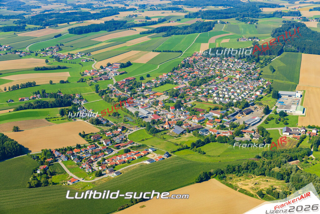 Luftaufnahme der Stadt Bodenkirchen - Die Luftaufnahme wurde 2025 vom UL-Flugzeug heraus erstellt ( keine Drohne ) - Hochauflösende Luftaufnahme - für professionelle Ausdrucke geeignet. Die Geschenkidee !Mit Lizenz und Bildrechte bestellbar