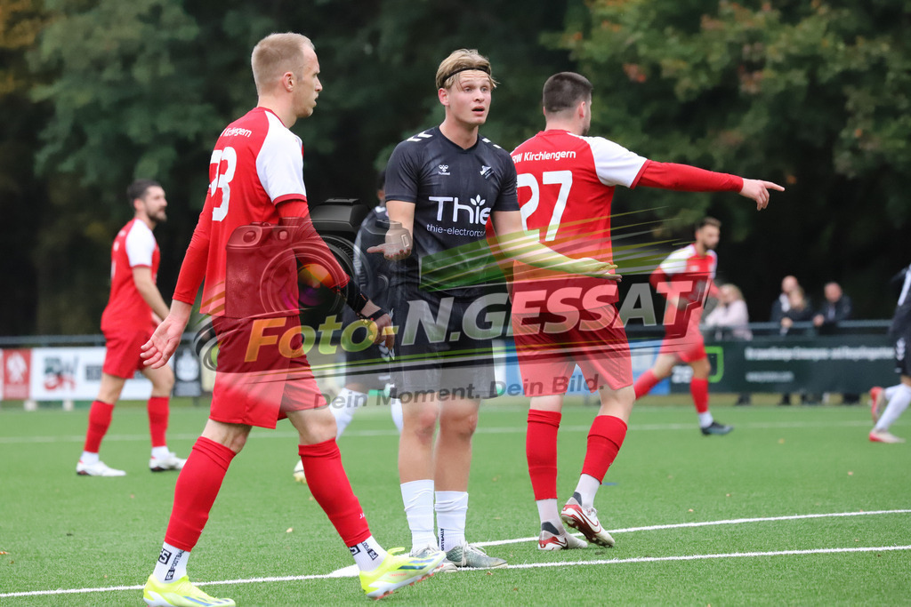 FC RW Kirchlengern - BV Bad Lippspringe | Auf dem Bild zu sehen: rot FC RW Kirchlengern v.l.: Lennard Wüllner, Dennis Quirin ; schwarz BV Bad Lippspringe: Julius BosakFC RW Kirchlengern, BV Bad Lippspringe, Saison 25/26, Landesliga, Kirchlengern, Deutschland - Realisiert mit Pictrs.com