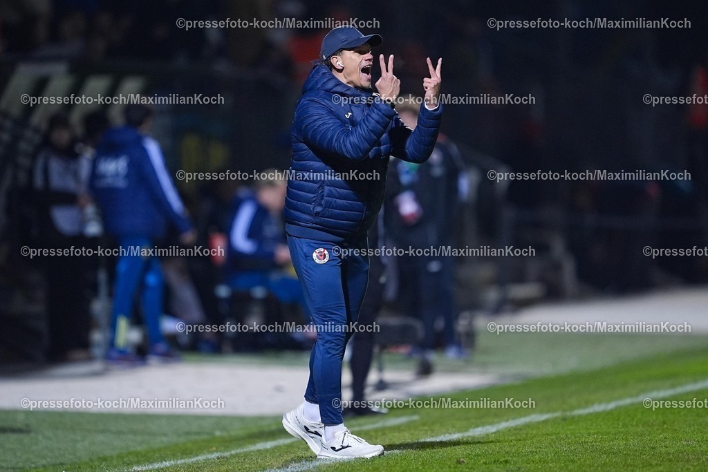 xYDRx23012601079 | 23.01.2026, xydrx, Fußball, 3.Liga, FC Viktoria Köln - 1.FC Saarbrücken, Saison 2025 2026, Sportpark Höhenberg:  Kevin Rauhut (Torwart Trainer FC Viktoria Köln) gestikulierend   DFB regulations prohibit any use of photographs as image sequences and or quasi-video. Photo: xYannisxDreimannxPressefotoKochx