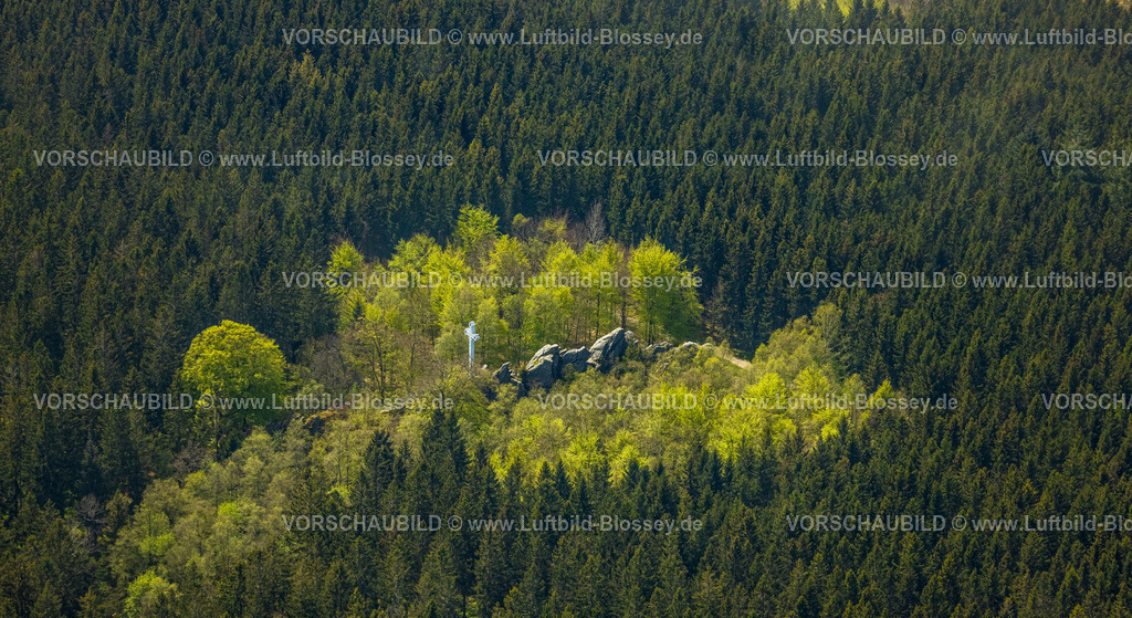 Monschau240502304HohesVenn | Luftbild, Hohes Venn Naturpark Eifel, im Waldgebiet der Richelsley Felsen mit Kreuz im Venn zu Ehren von Stephan Horrichem, Grenzgebiet Deutschland-Belgien, Kalterherberg, Monschau, Nordrhein-Westfalen, Deutschland