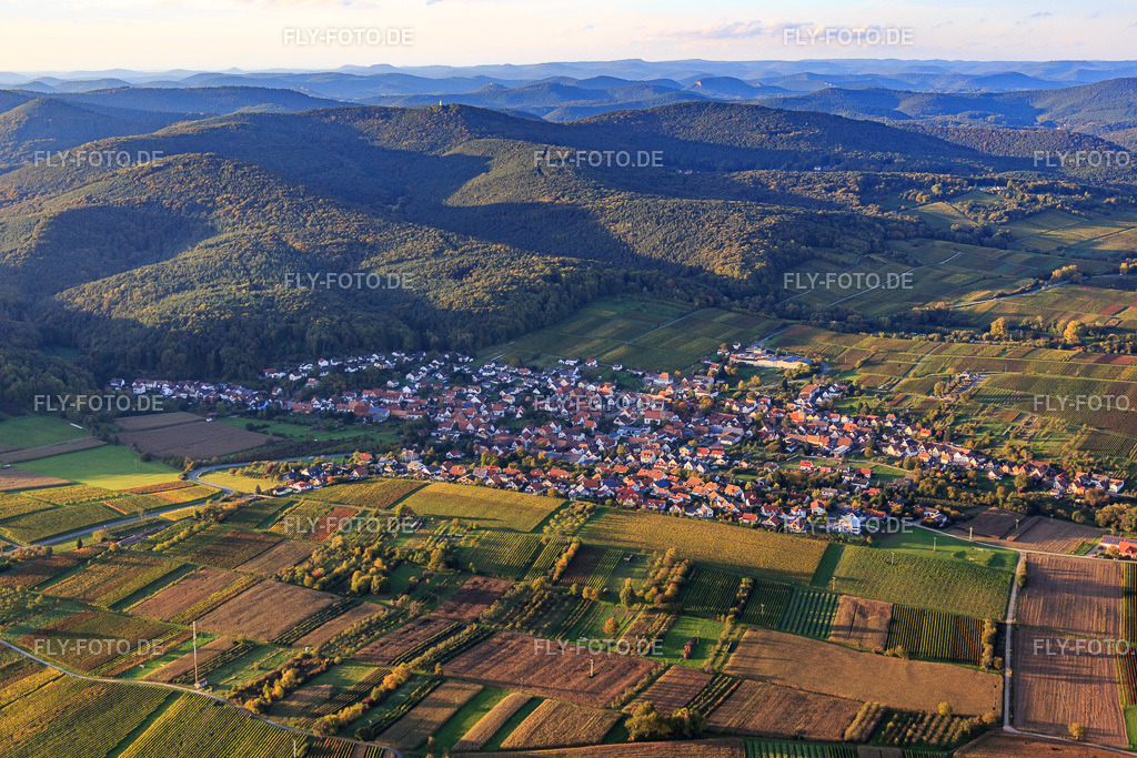 Dorfansicht zwischen herbstlichen Weinbergen von Süden | Luftbild: Dorfansicht zwischen herbstlichen Weinbergen von Süden in Oberotterbach im Bundesland Rheinland-Pfalz in Deutschland. Foto: IMG_074671.jpg vom 14.10.2014 durch Werner Riehm/FLY-FOTO.de - Realisiert mit Pictrs.com