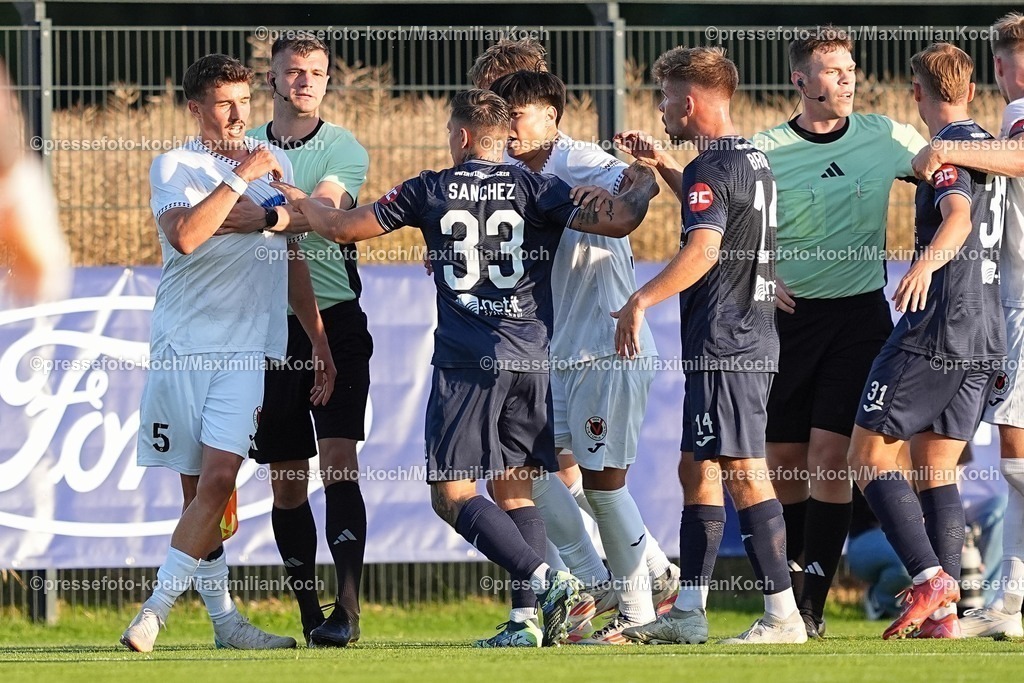 xYDR04072501074 | 04.07.2025, xydrx, Fußball, FC Viktoria Köln - SC Wiedenbrück, Testspiel, Trainingsplatz Pohlstadtsweg: Rudelbildung nach dem Schlag von Leonhard Muenst (Viktoria Köln #5) gegen Benjamin Friesen (SC Wiedenbrück #22)