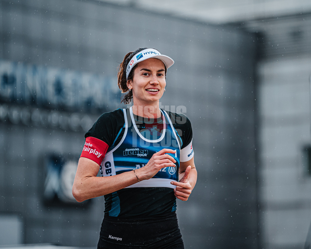 Beachvolleyball | Frauen | German Beach Tour 2024 | Tourstop Bremen | 08.06.2024 | Lena Plesiutschnig (AUT) läuft in die Arena ein bei Regen