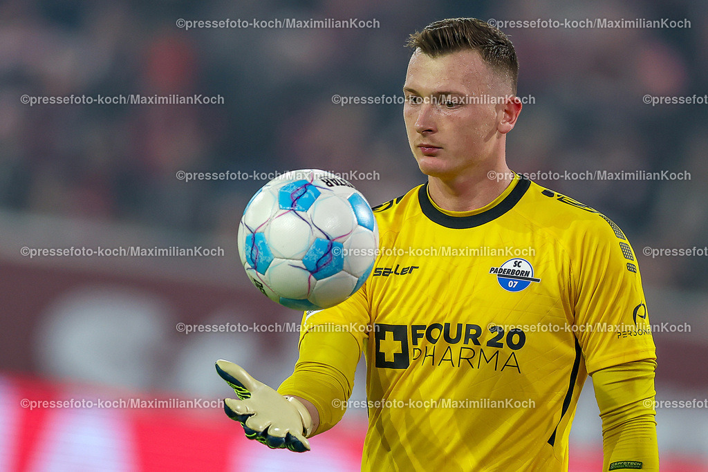 Due0911240109602172 | 09.11.2024, Fußball, Fortuna Düsseldorf - SC Paderborn 07, 2. Bundesliga, Merkur Spiel-Arena, Saison 2024 2025: Torwart Markus Schubert (Paderborn #30) DFB regulations prohibit any use of photographs as image sequences and or quasi-video.