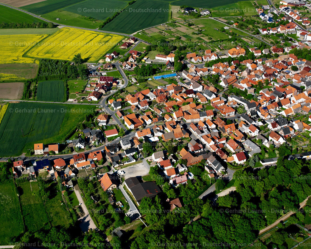 2634611 | KüLLSTEDT 09.06.2006 Stadtansicht vom Stadtrand angrenzend an landwirtschaftliche Feldern  in Küllstedt im Bundesland Thüringen, Deutschland // City view from the outskirts with adjacent agricultural fields  in Küllstedt in the state Thuringia, Germany Foto: Gerhard Launer